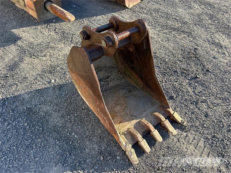 20 in Backhoe Rear Bucket Cucharones