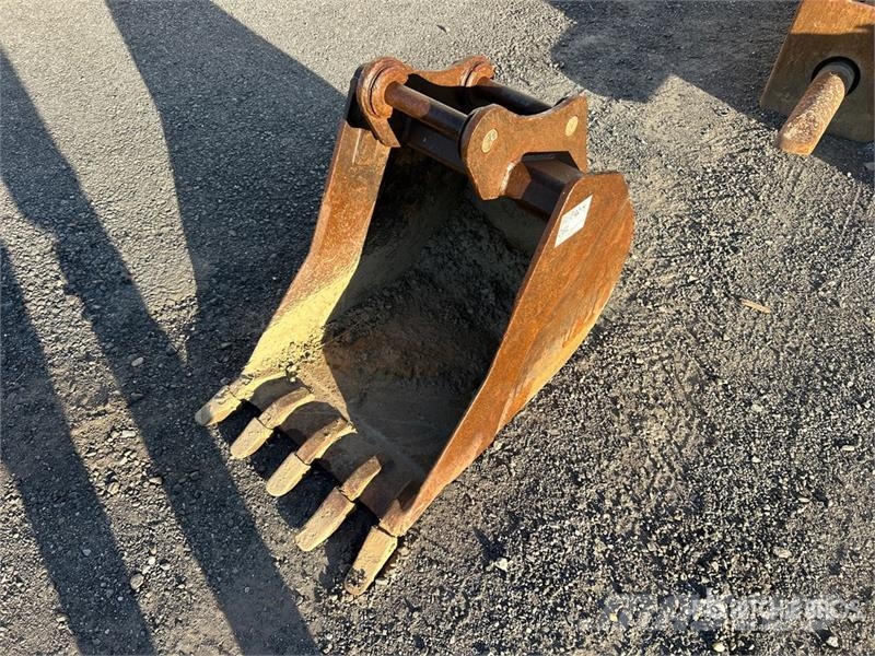 20 in Backhoe Rear Bucket Cucharones