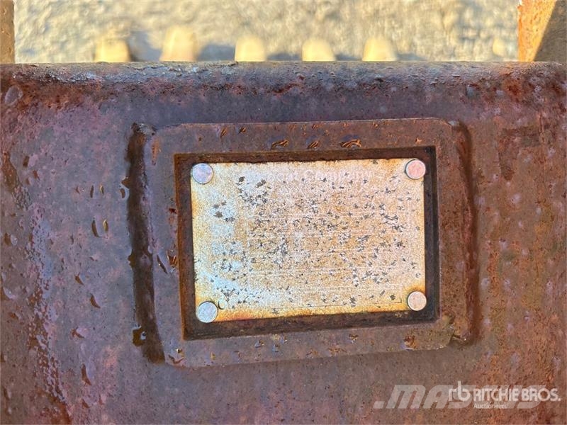 20 in Backhoe Rear Bucket Cucharones