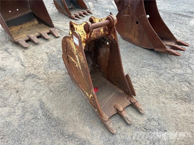 24 in Digging Excavator Bucket - Fits Komatsu PC95 Buckets