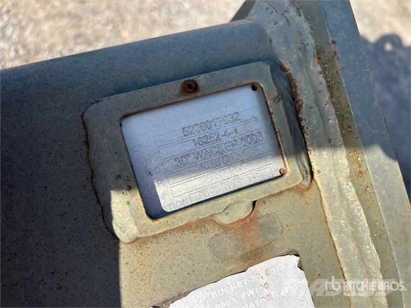  30 in Digging Excavator Bucket Baldes