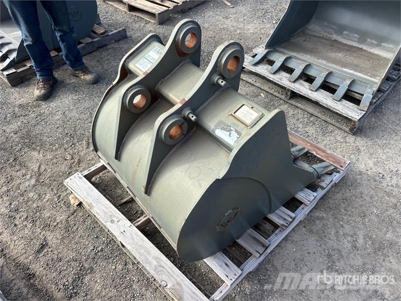 36 in Digging Excavator Bucket Baldes