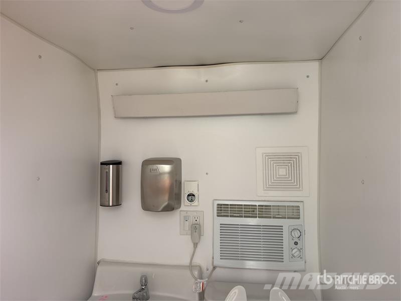 5 ft x 4 ft Portable Toilet Inne akcesoria