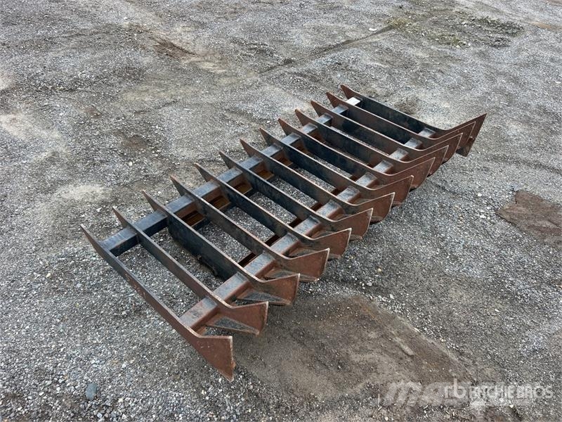 70 in Skid Steer Root Rake Ancinho virador