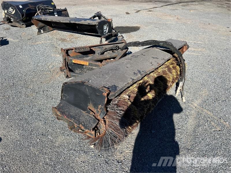 84 in Skid Steer Broom Spazzole