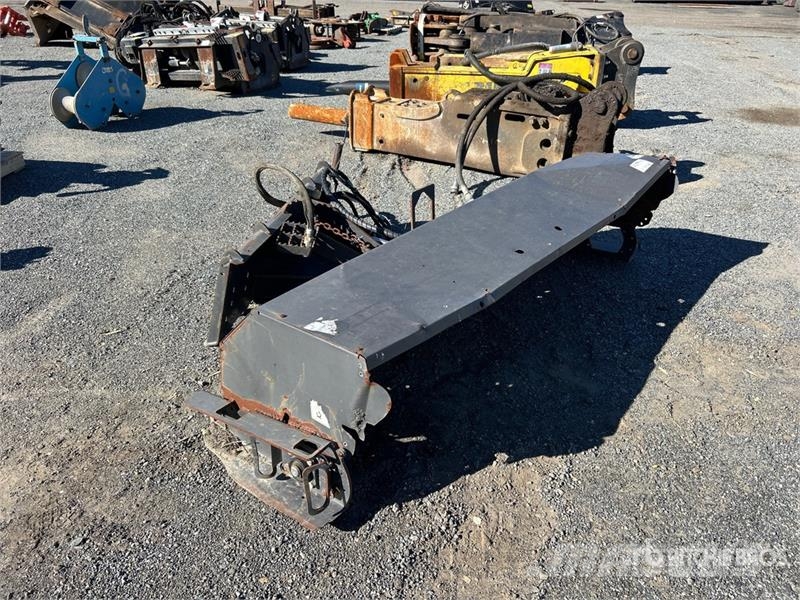 84 in Skid Steer Broom Spazzole