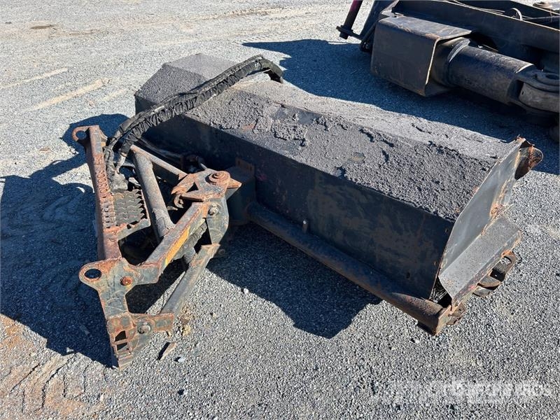 84 in Skid Steer Broom Spazzole