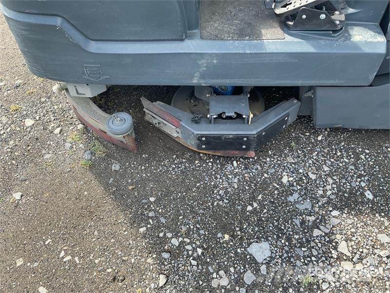 Advance CS7010 Ride-On Electric Floor Sweeper その他収穫設備
