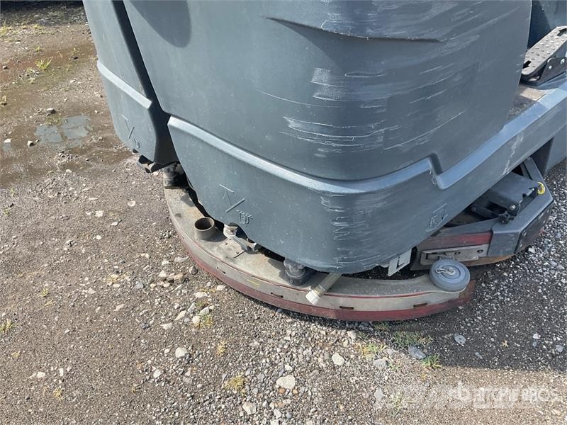 Advance CS7010 Ride-On Electric Floor Sweeper その他収穫設備