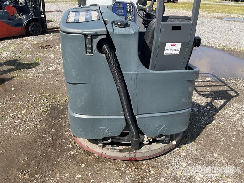 Advance CS7010 Ride-On Electric Floor Sweeper その他収穫設備