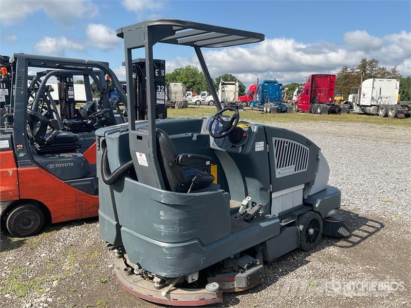 Advance CS7010 Ride-On Electric Floor Sweeper その他収穫設備