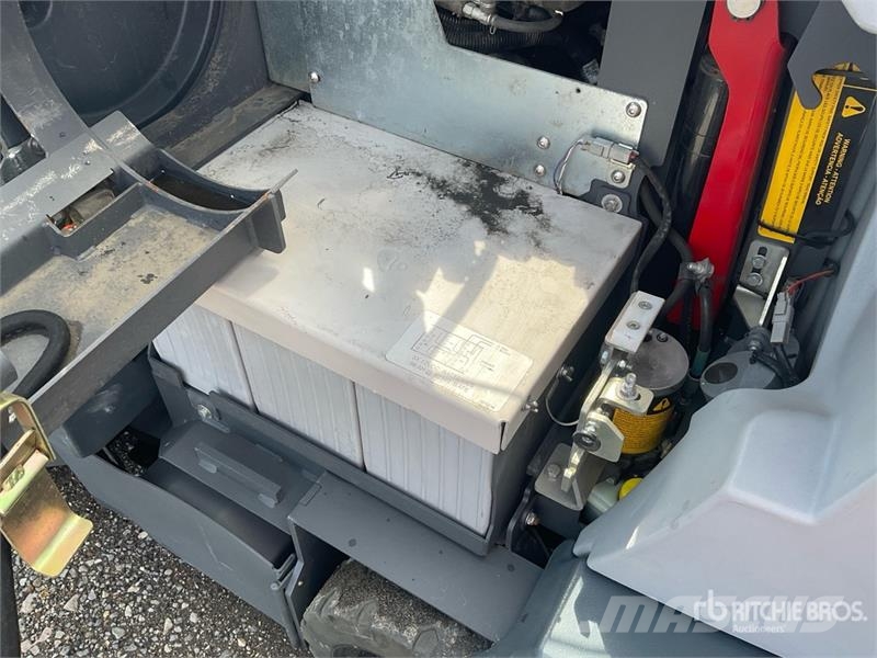 Advance CS7010 Ride-On Electric Floor Sweeper その他収穫設備