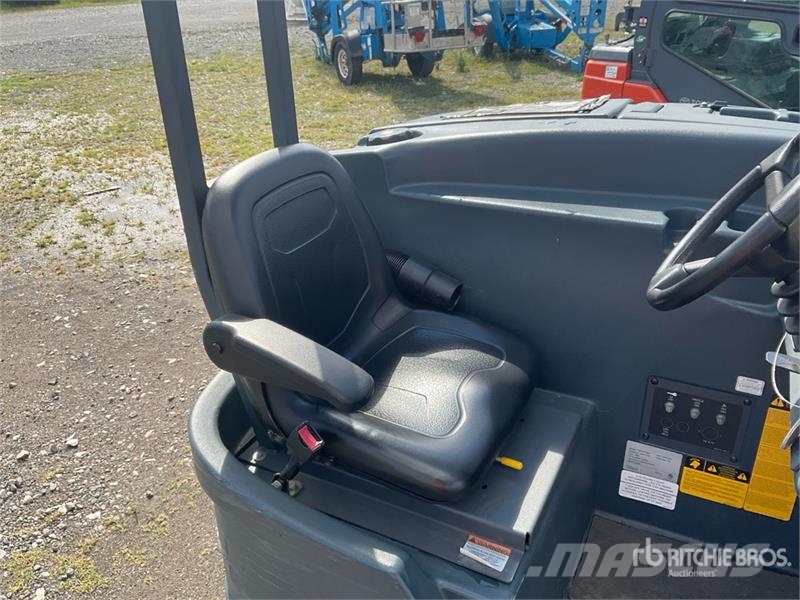 Advance CS7010 Ride-On Electric Floor Sweeper その他収穫設備