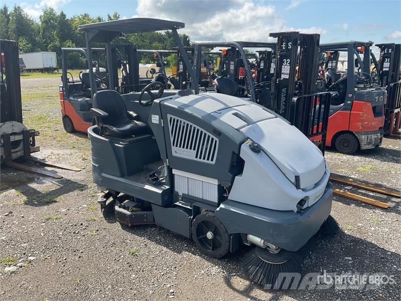 Advance CS7010 Ride-On Electric Floor Sweeper その他収穫設備