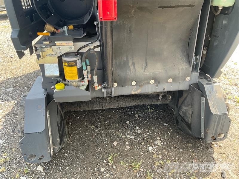 Advance CS7010 Ride-On Electric Floor Sweeper その他収穫設備