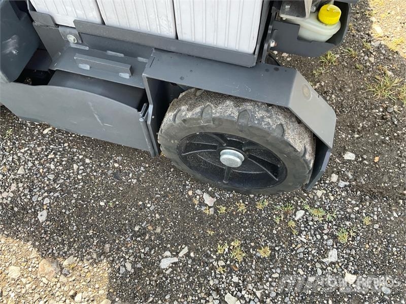 Advance CS7010 Ride-On Electric Floor Sweeper その他収穫設備