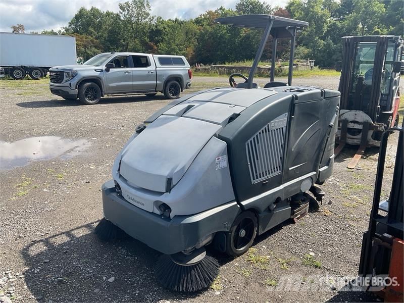 Advance CS7010 Ride-On Electric Floor Sweeper その他収穫設備