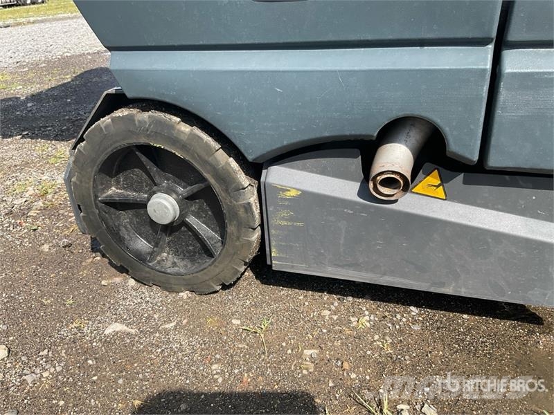 Advance CS7010 Ride-On Electric Floor Sweeper その他収穫設備