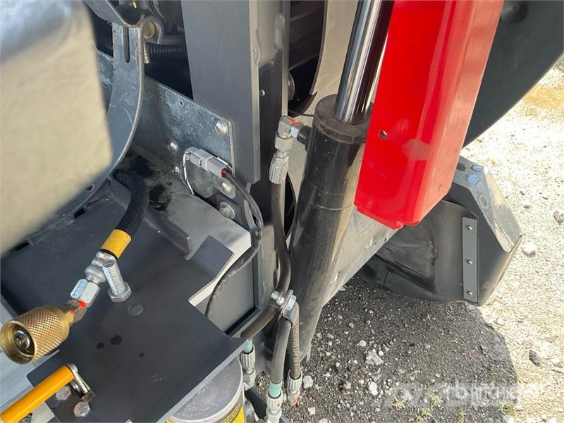 Advance CS7010 Ride-On Electric Floor Sweeper その他収穫設備