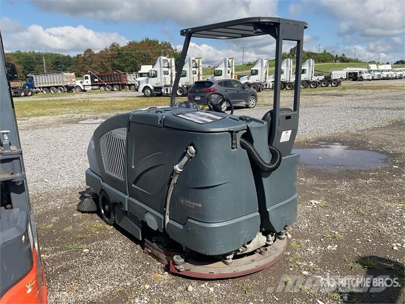 Advance CS7010 Ride-On Electric Floor Sweeper その他収穫設備