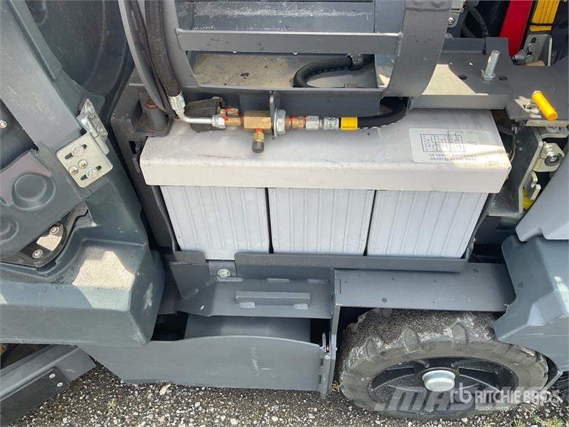 Advance CS7010 Ride-On Electric Floor Sweeper その他収穫設備