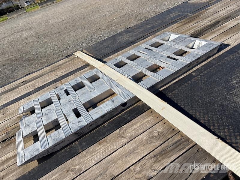Baku 36 ft T/A Gooseneck Flatbed Trailer مقطوروات مسطحة/مفصلية الجوانب