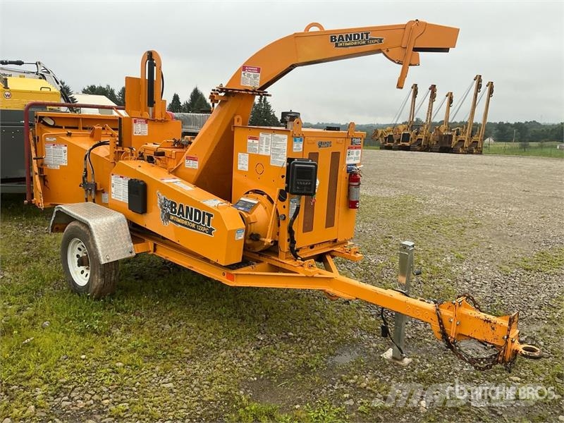 Bandit 12XPC Tow-Behind Wood Chipper Haketuskoneet