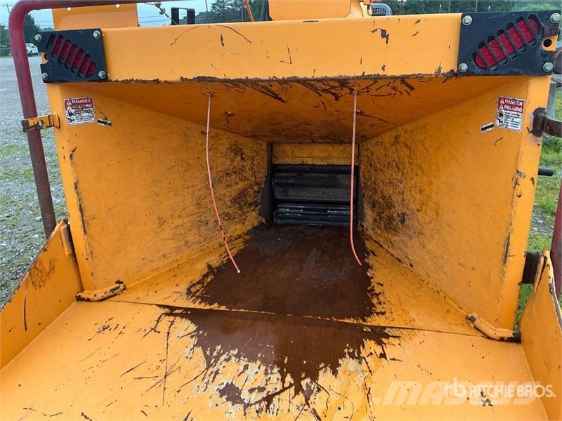 Bandit 12XPC Tow-Behind Wood Chipper Haketuskoneet