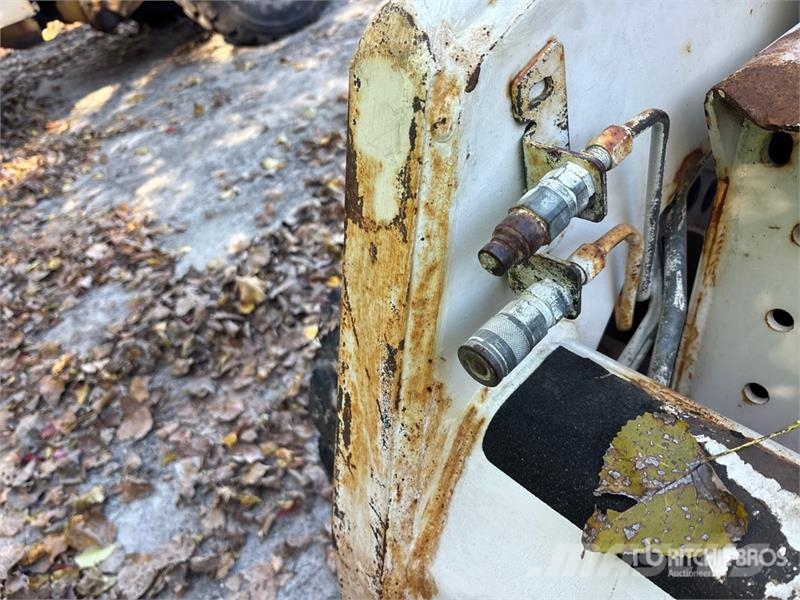 Bobcat 863 لوادر انزلاقية التوجيه