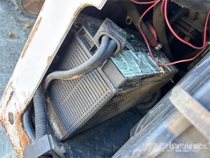 Bobcat 863 لوادر انزلاقية التوجيه