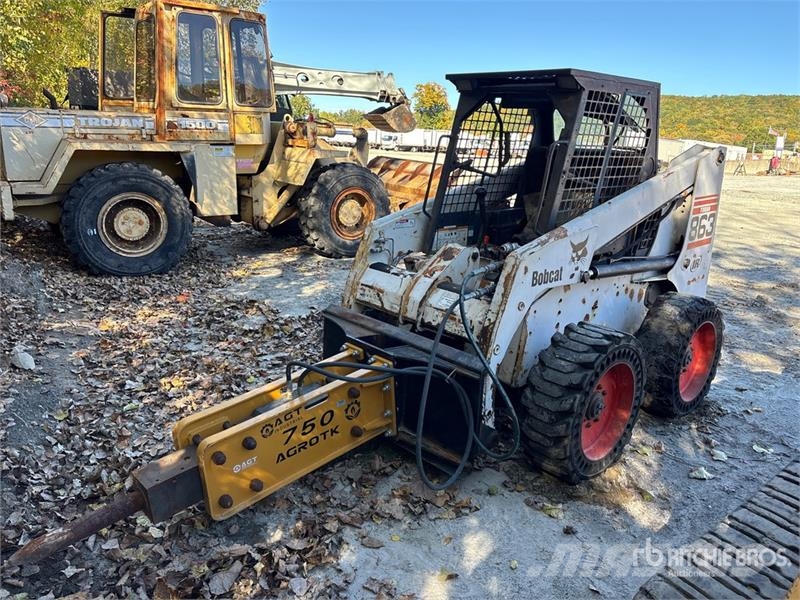 Bobcat 863 لوادر انزلاقية التوجيه