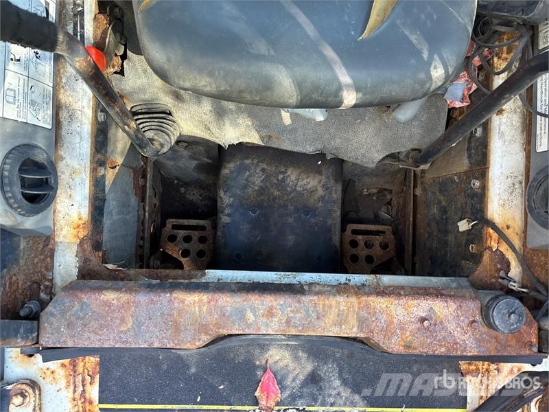 Bobcat 873 لوادر انزلاقية التوجيه