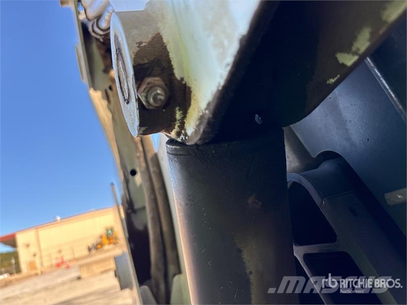 Bobcat 873 لوادر انزلاقية التوجيه