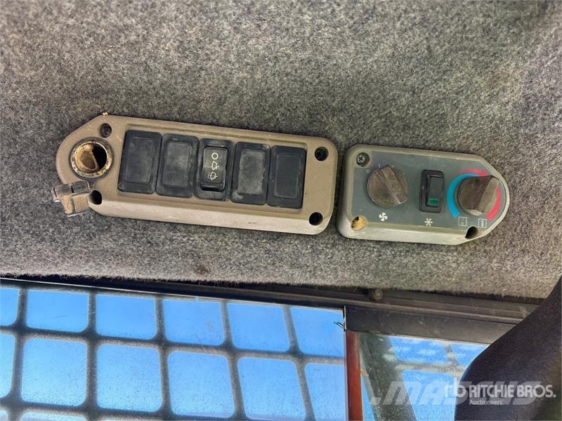 Bobcat 873 لوادر انزلاقية التوجيه