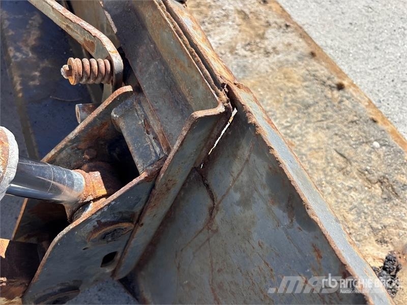 Bobcat 873 لوادر انزلاقية التوجيه