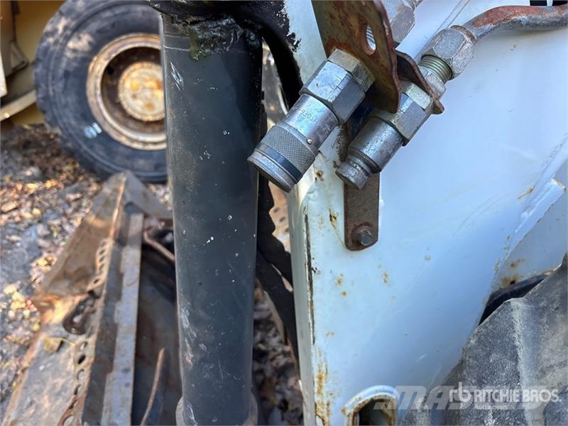 Bobcat 873 لوادر انزلاقية التوجيه