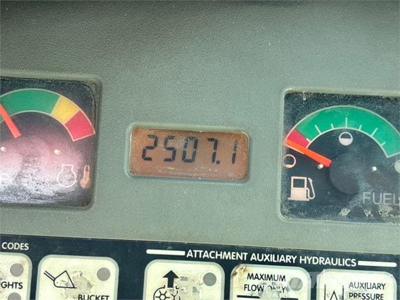 Bobcat 873 لوادر انزلاقية التوجيه