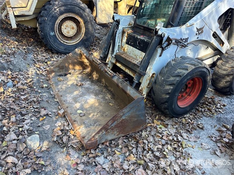 Bobcat 873 لوادر انزلاقية التوجيه