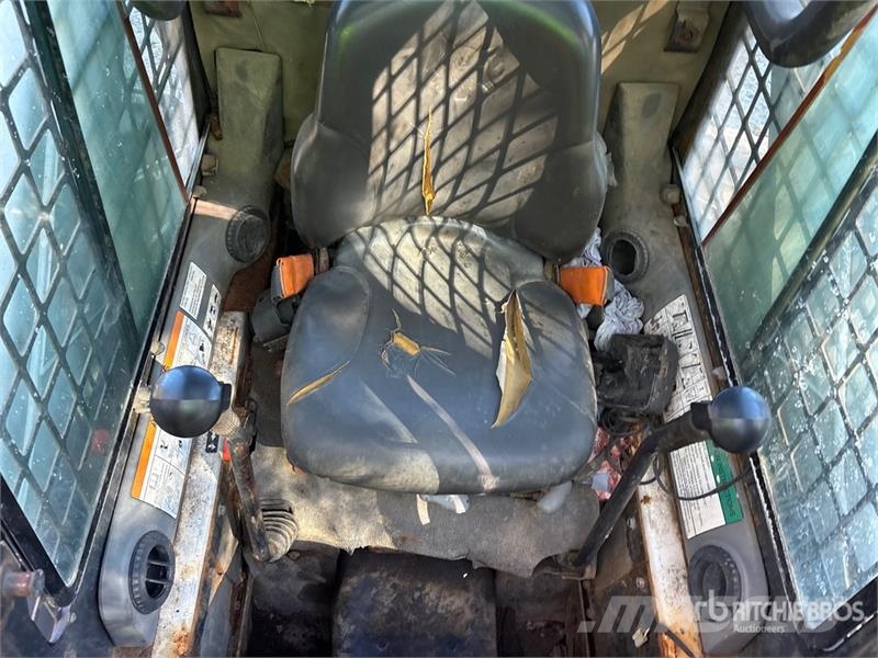 Bobcat 873 لوادر انزلاقية التوجيه