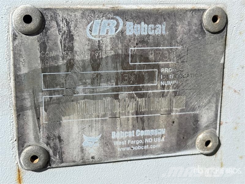 Bobcat 873 لوادر انزلاقية التوجيه