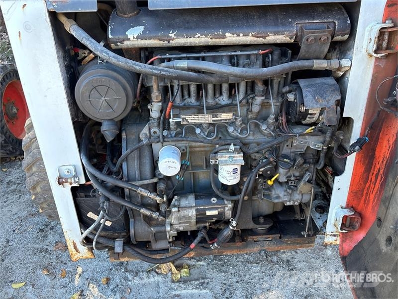 Bobcat 873 لوادر انزلاقية التوجيه