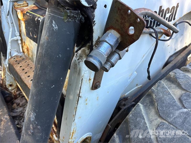 Bobcat 873 لوادر انزلاقية التوجيه