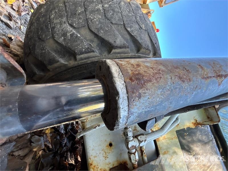 Bobcat 873 لوادر انزلاقية التوجيه