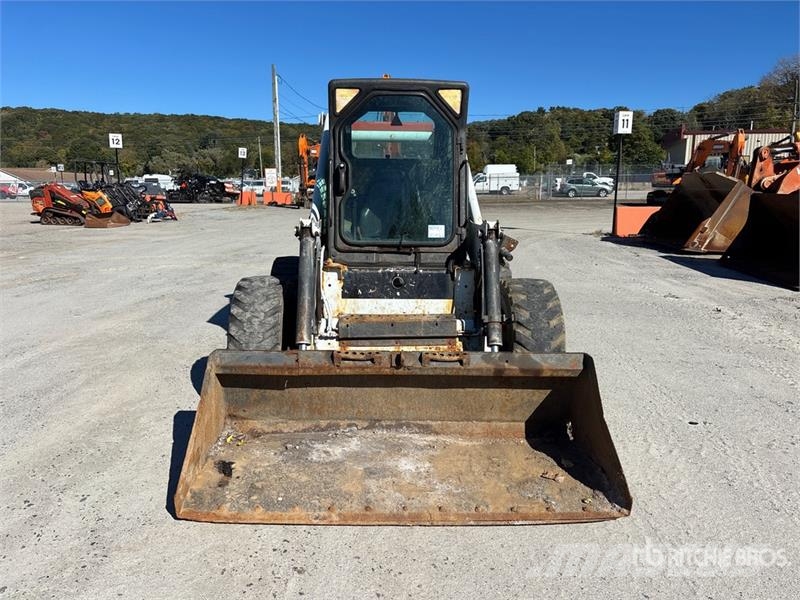Bobcat 873 لوادر انزلاقية التوجيه