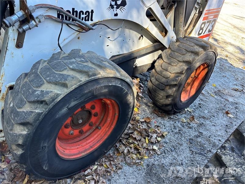 Bobcat 873 لوادر انزلاقية التوجيه