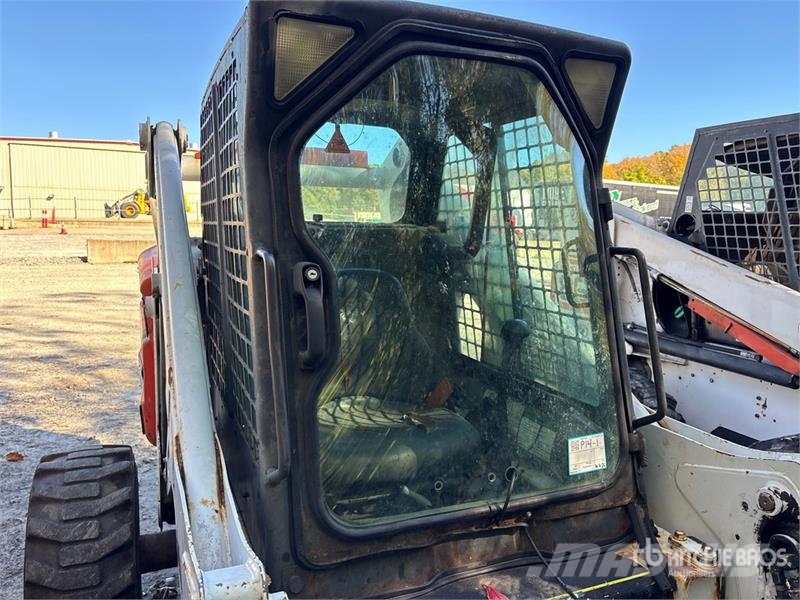 Bobcat 873 لوادر انزلاقية التوجيه
