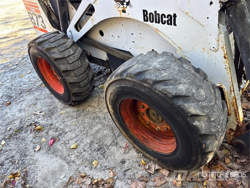 Bobcat 873 لوادر انزلاقية التوجيه