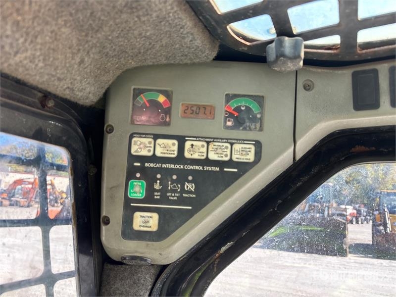 Bobcat 873 لوادر انزلاقية التوجيه