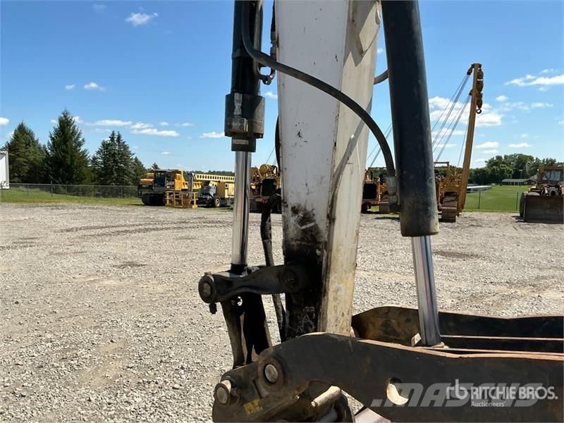 Bobcat E85 حفارات زحافة