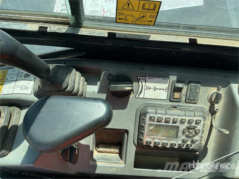 Bobcat E85 حفارات زحافة